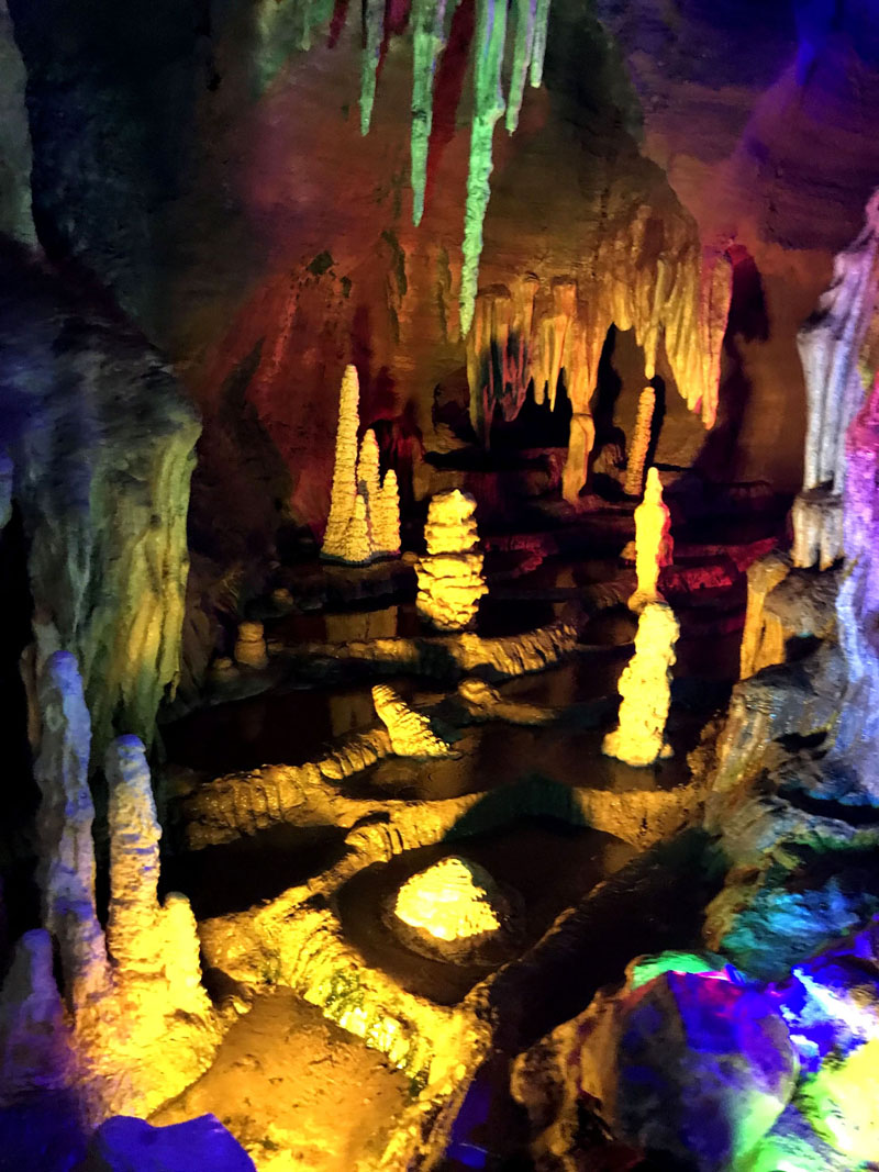 啤酒設備員工游地下峽谷 啤酒設備員工游地下峽谷